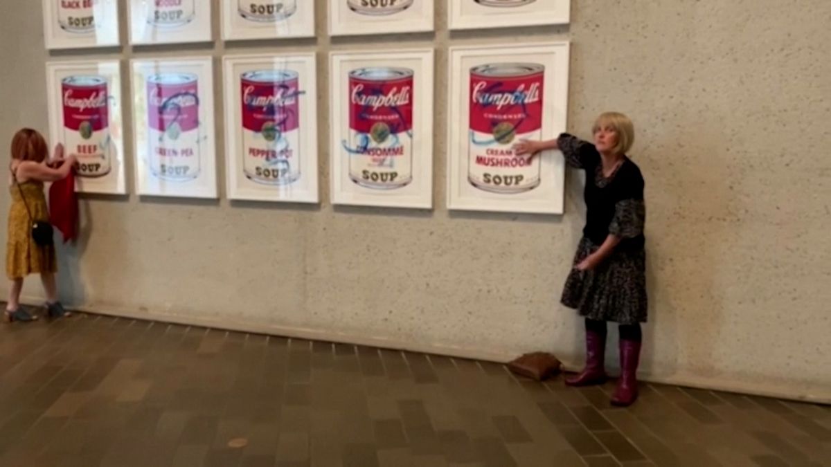 Dvě aktivistky se přilepily k obrazům Andyho Warhola